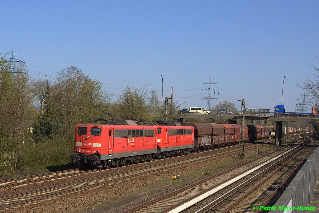 151 169 + 151 163 mit Erzzug in Hamburg-Hausbruch Richtung Hafen am 15.04.2015