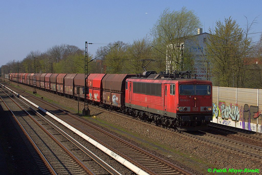 155 063 mit Kohlewagenzug in Hamburg-Hausbruch Richtung Süden am 15.04.2015