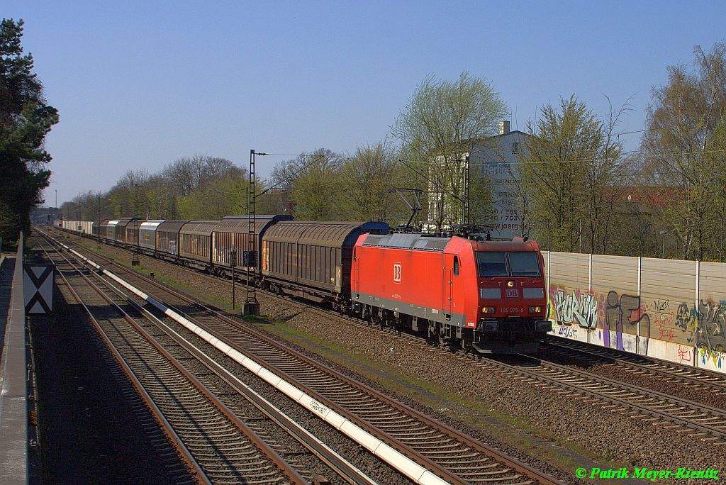 185 075 mit H-Wagen und COntainertragwagen am 15.04.2015 in Hamburg-Hausbruch Richtung Süden