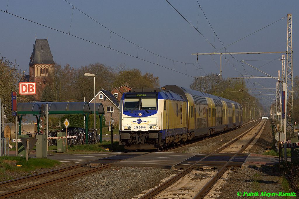 246 004 mit RE5 nach Hamburg am 15.04.2015 in Neukloster (Kreis Stade)