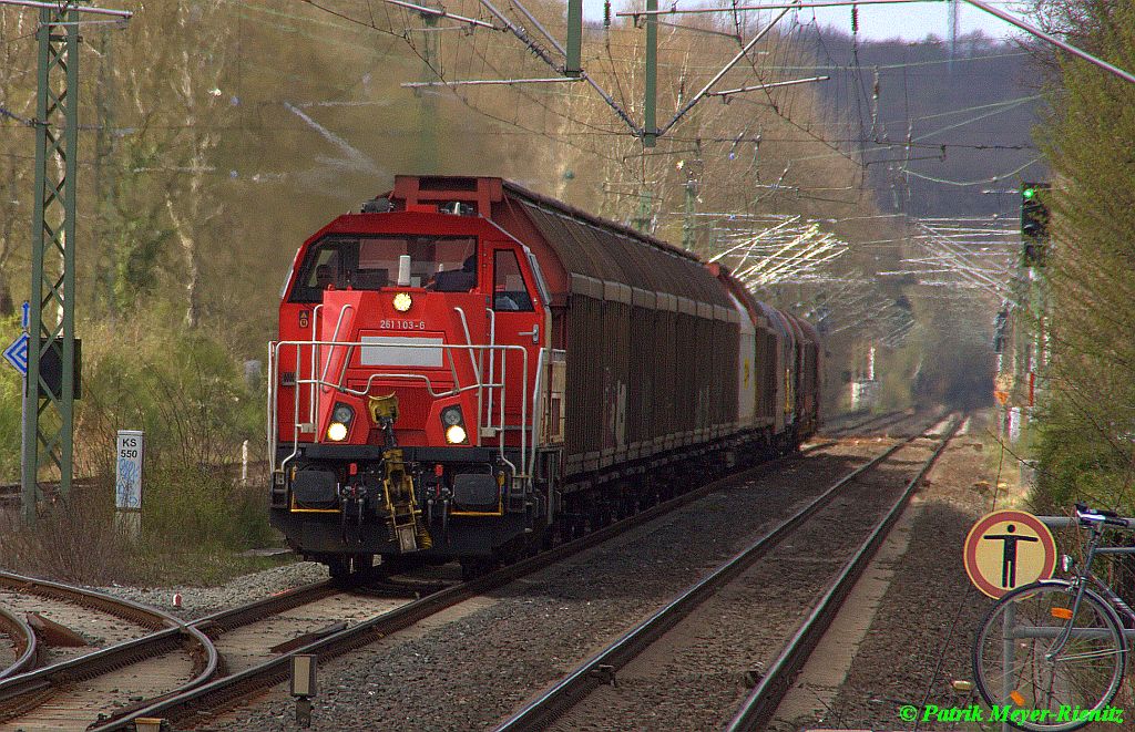 261 103 mit gemischten Güterzug am 16.04.2015 in Buxtehude Richtung Maschen Rbf.