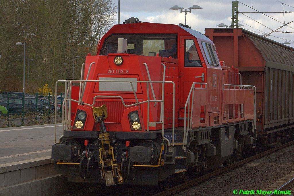 261 103 mit gemischten Güterzug am 16.04.2015 in Buxtehude Richtung Maschen Rbf.